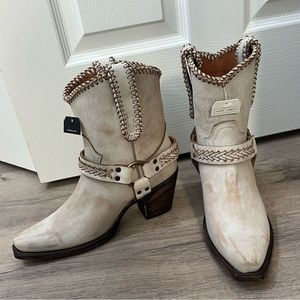 CLEO + WOLF WOMEN'S WILLOW FASHION BOOTIES - SNIP TOE